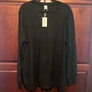 Women’s lightweight sweatshirt.